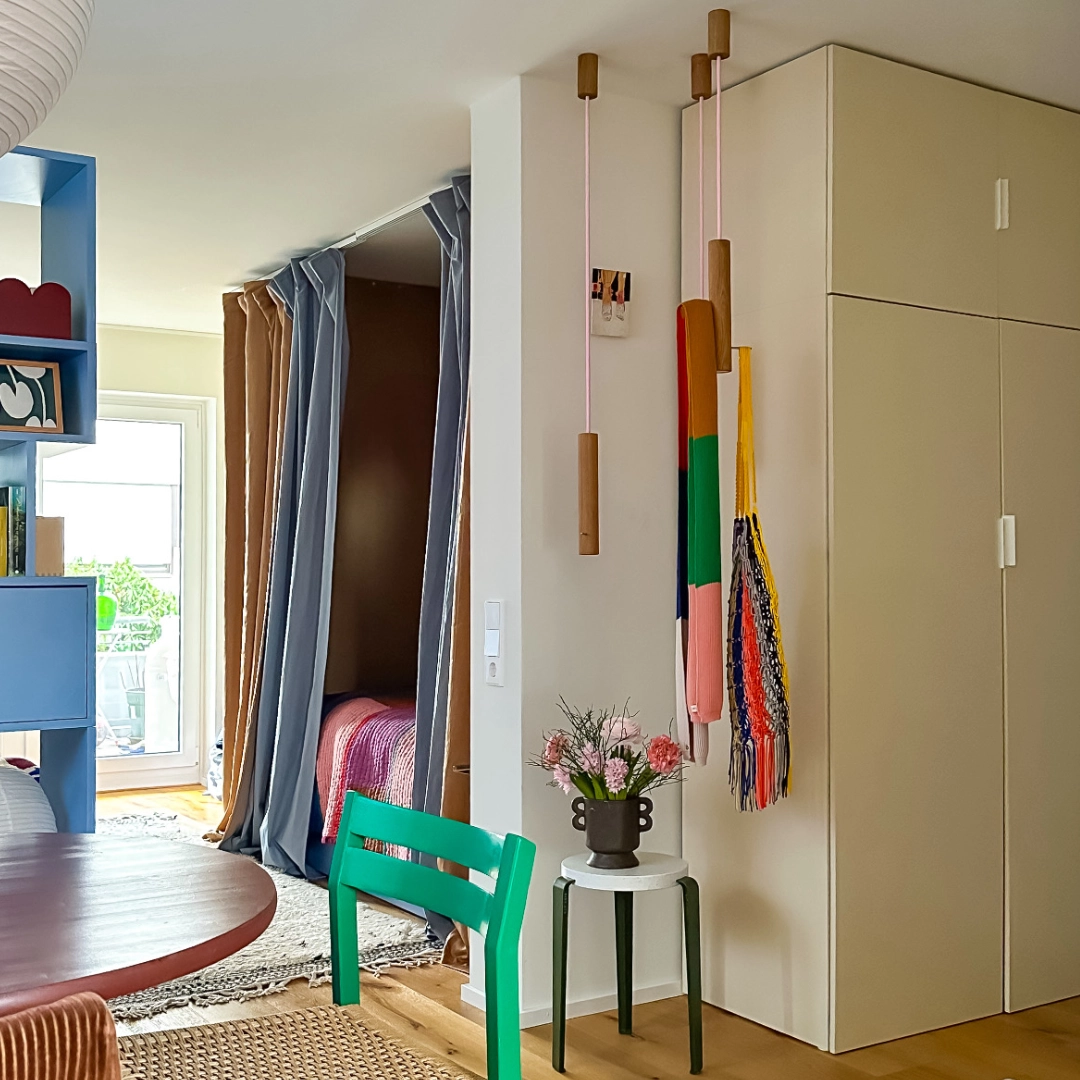 Garderobe_Influencerin Anna im Quadrat Garderobe Flat Flatterer bei Influencerin Anna im Quadrat, bunte Einrichtung